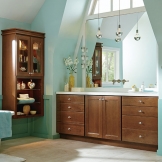 Homecrest_Cabinetry_cherry_cabinets_casual_bathroom.jpg